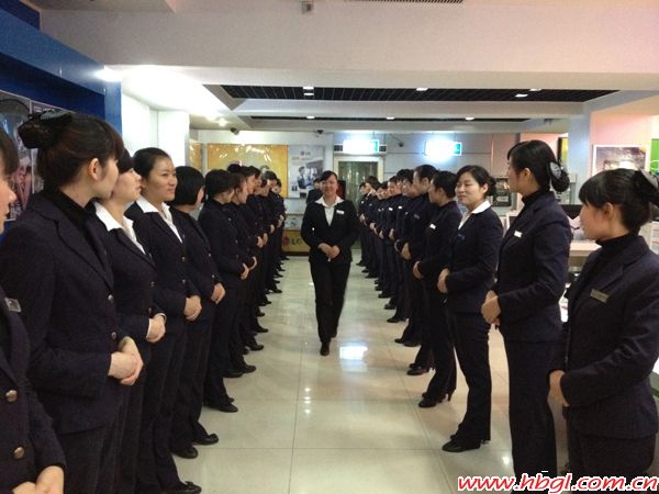 公司進行三姿培訓(xùn)強化儀態(tài)