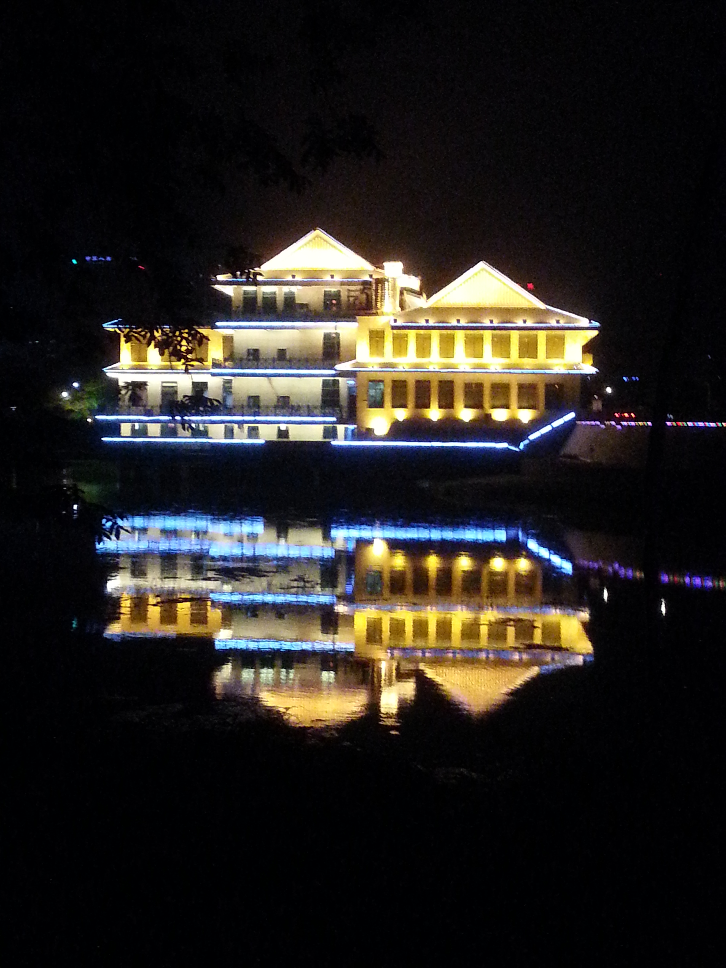 夜幕下的河心公園