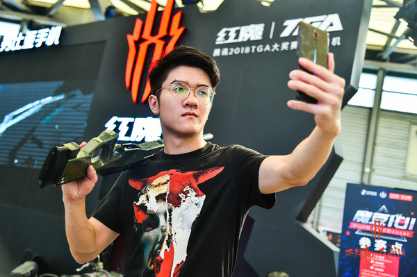 若風(fēng)亮相CJ努比亞紅魔展臺 迷彩手機吸睛